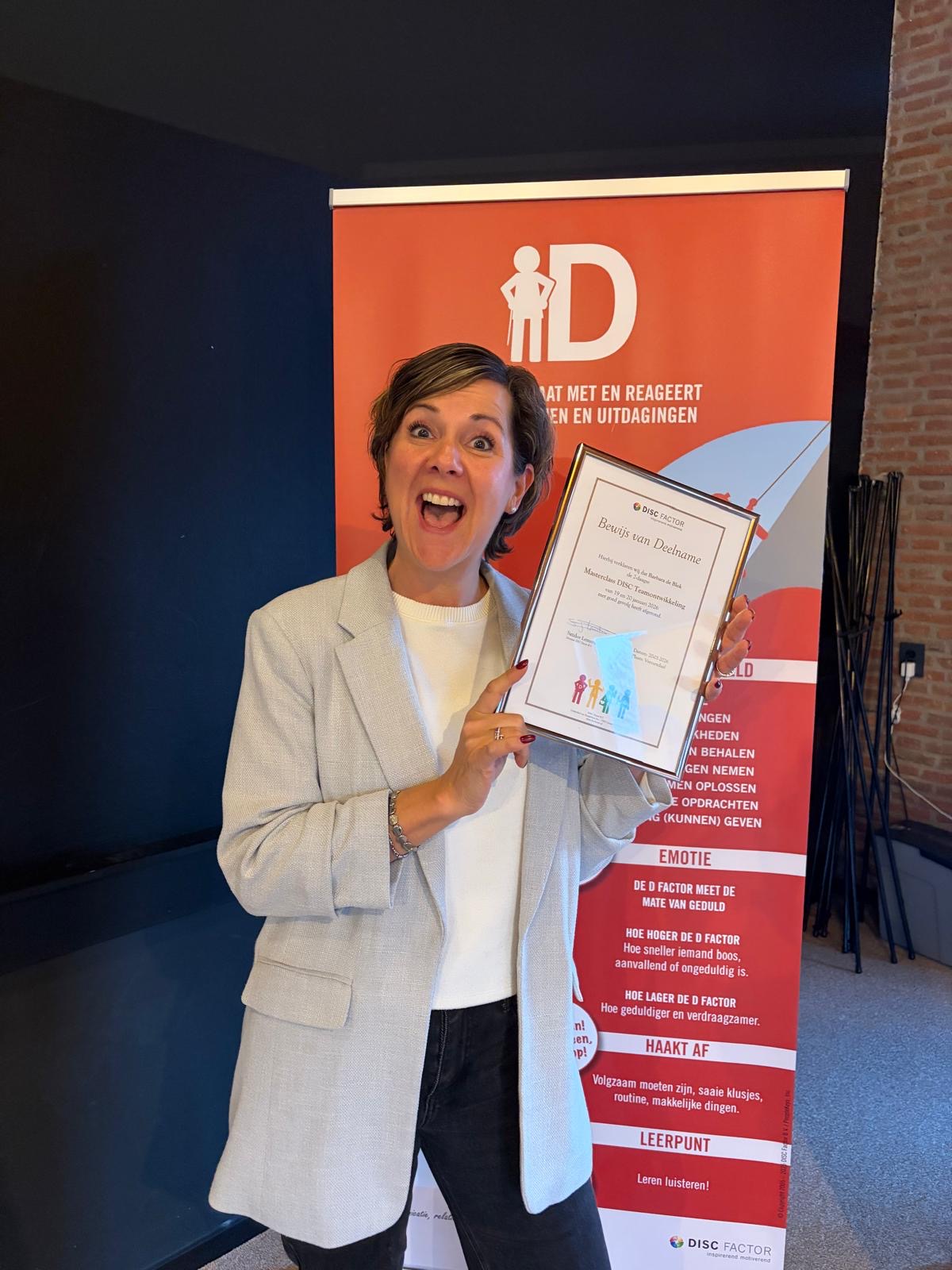 Barbara met haar DISC-teamontwikkeling certificaat