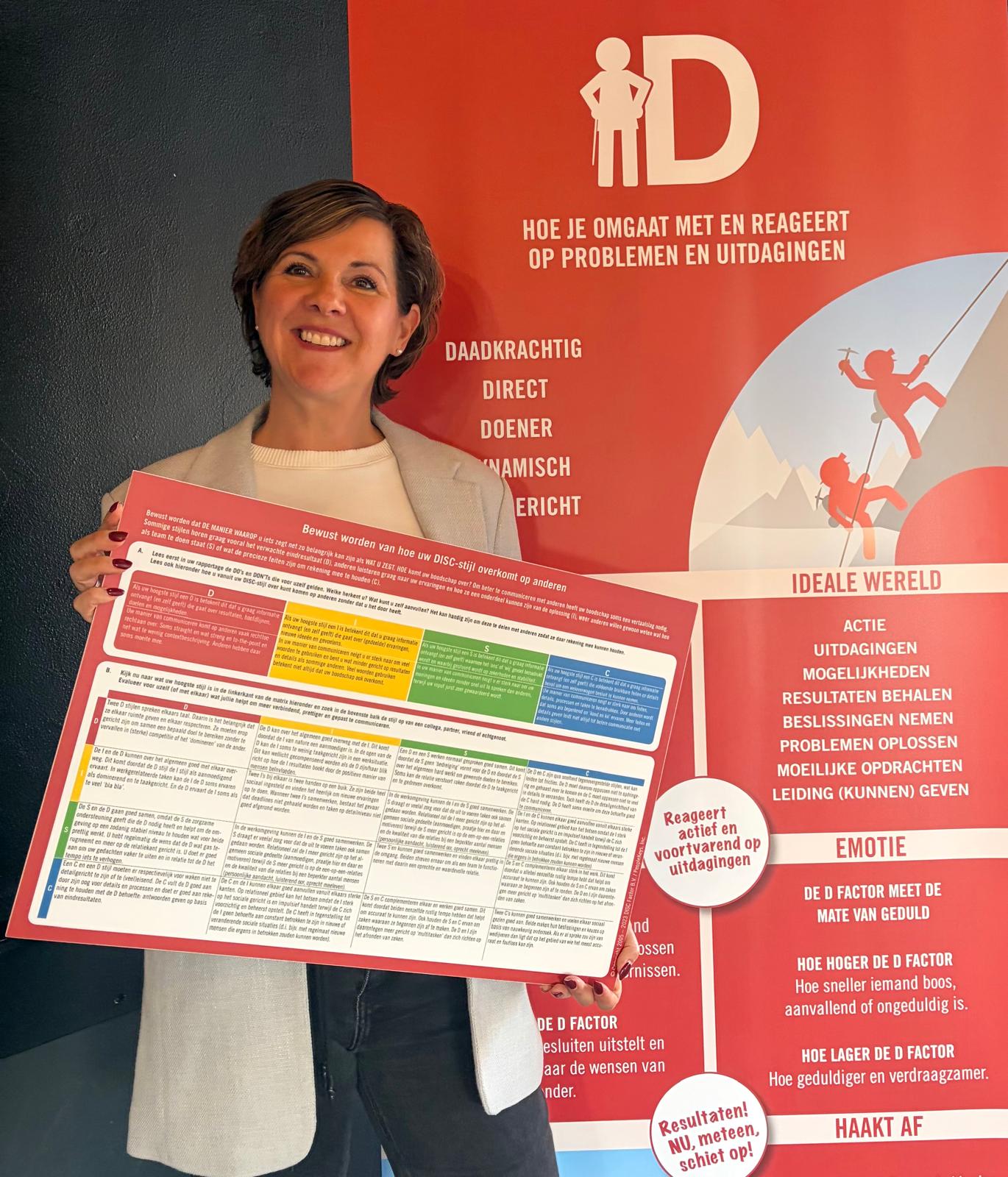 Barbara met de rode D-banner en DISC-poster